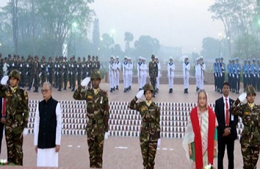 মহান স্বাধীনতা ও জাতীয় দিবস উপলক্ষে সাভারের জাতীয় স্মৃতিসৌধে ফুল দিয়ে মুক্তিযুদ্ধের বীর শহীদদের প্রতি শ্রদ্ধা জানিয়েছেন রাষ্ট্রপতি মো. আবদুল হামিদ ও প্রধানমন্ত্রী শেখ হাসিনা।