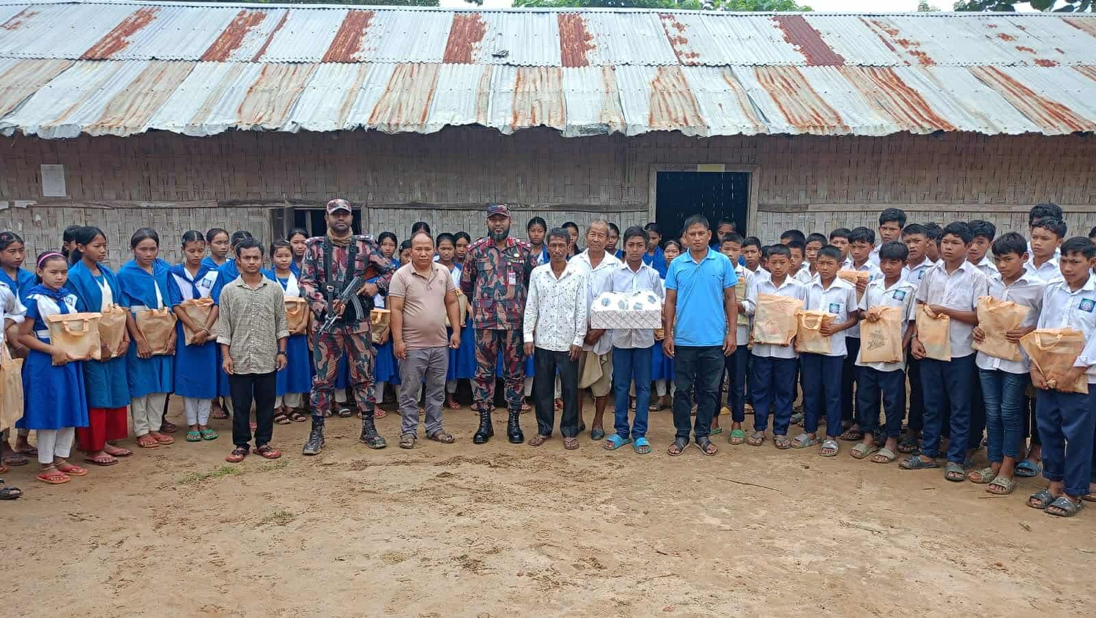 অন্তু পাড়ায় ৪৩ বিজিবির শিক্ষা উপকরণ ও ক্রীড়া সামগ্রী বিতরণ।