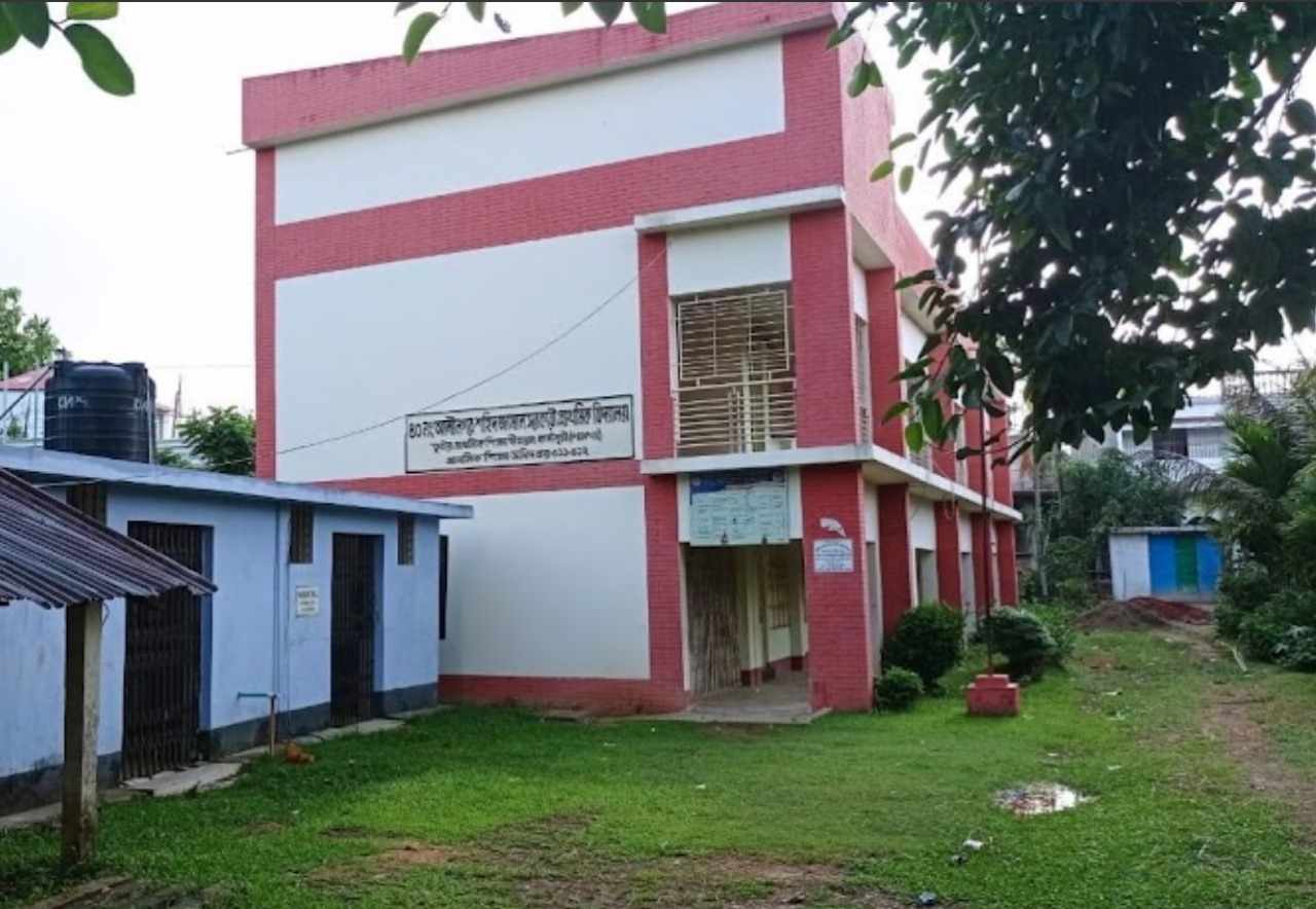 সাতকানিয়ার আলিনগর সরকারি প্রাথমিক  বিদ্যালয়ের দপ্তরীর বিরুদ্ধে অনিয়মের অভিযোগ