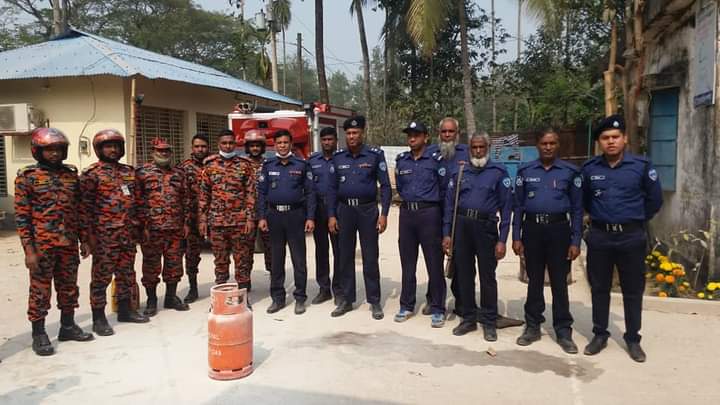 ঘোপাল তদন্ত কেন্দ্রে ফায়ার সার্ভিসের উদ্যোগে ফায়ার ফাইটিং মহড়া অনুষ্ঠিত হয়