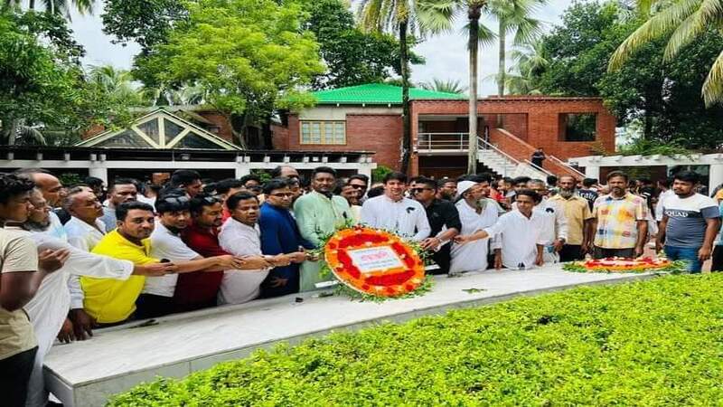 টুঙ্গিপাড়ায় বঙ্গবন্ধুর সমাধিতে গোপালগঞ্জ জেলা স্বেচ্ছাসেবক লীগের শ্রদ্ধা নিবেদন