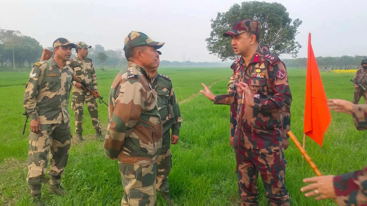 ঠাকুরগাঁও  সীমান্তে আটক পিতা ও তিন পুত্রকে বিজিবির কাছে ফেরত দিল ভারতের বিএসএফ