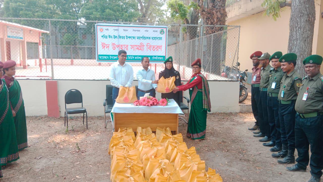 কমলগঞ্জে আনসার ও ভিডিপির সদস্যদের মধ্যে ঈদ উপহার বিতরণ ।