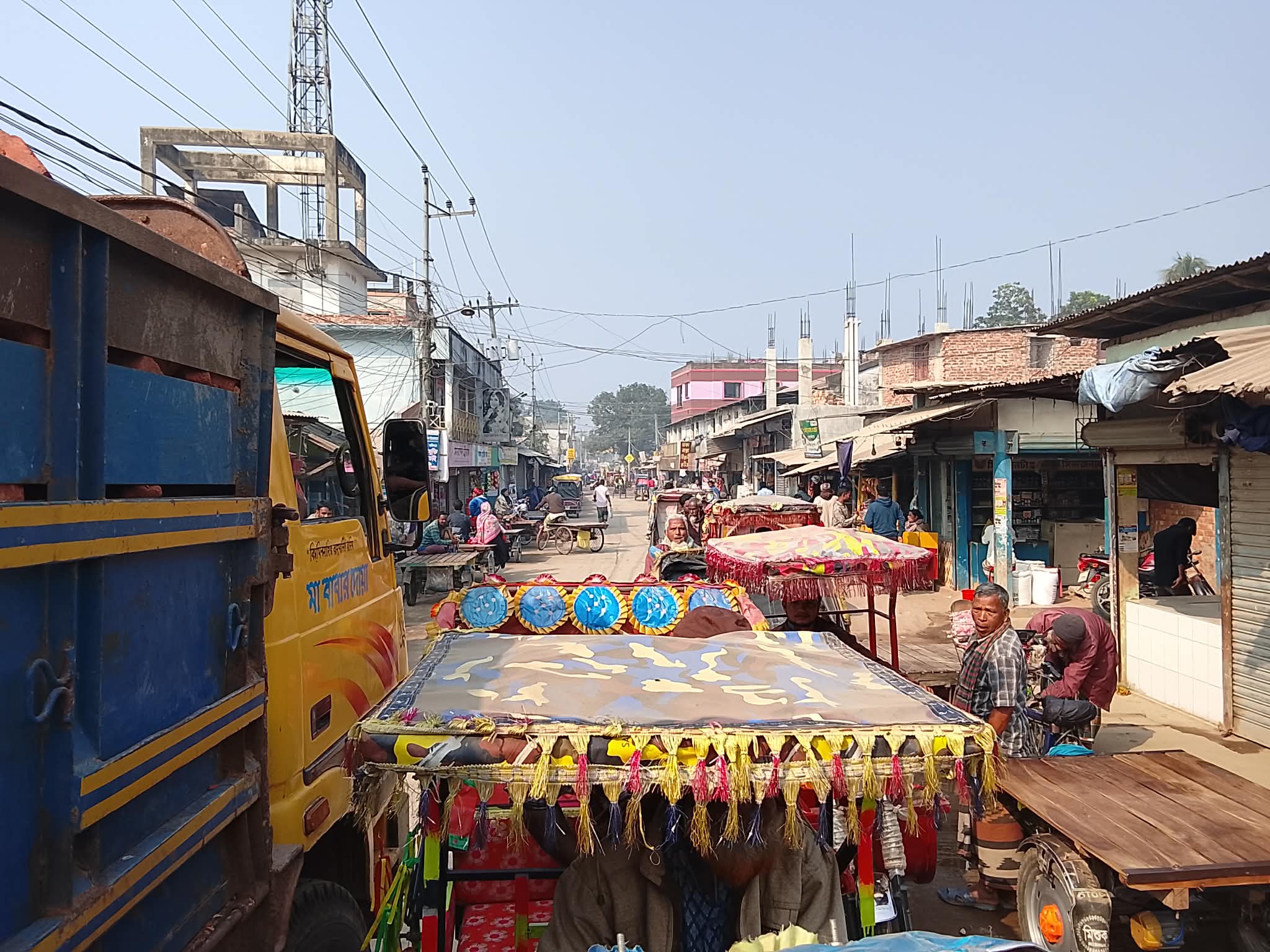 বদরগঞ্জে রাস্তা উন্নয়নের পরও যানজট বেড়েই চলেছে