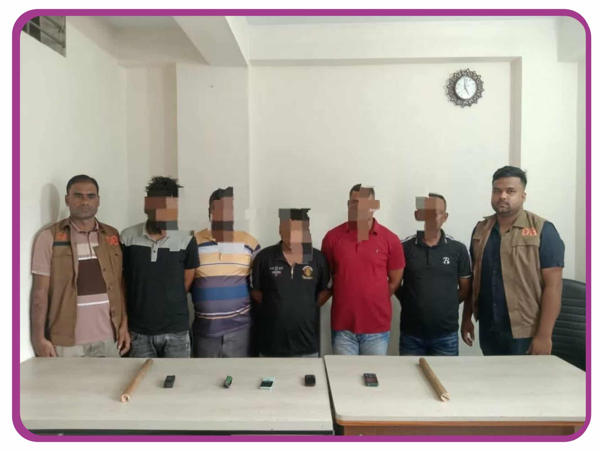 কেরানীগঞ্জ মডেল ও দক্ষিণ কেরানীগঞ্জ থানা এলাকায় বিশেষ অভিযানে দেশীয় অস্ত্রসহ ডিবি পুলিশ পরিচয়ে ডাকাতির প্রস্তুতিকালে ৫ জন ডাকাতকে আটক করেছে ডিবি পুলিশ দক্ষিণ