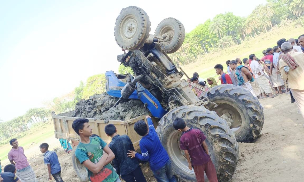 লালপুরে ট্রাক্টর উল্টে চালক নিহত