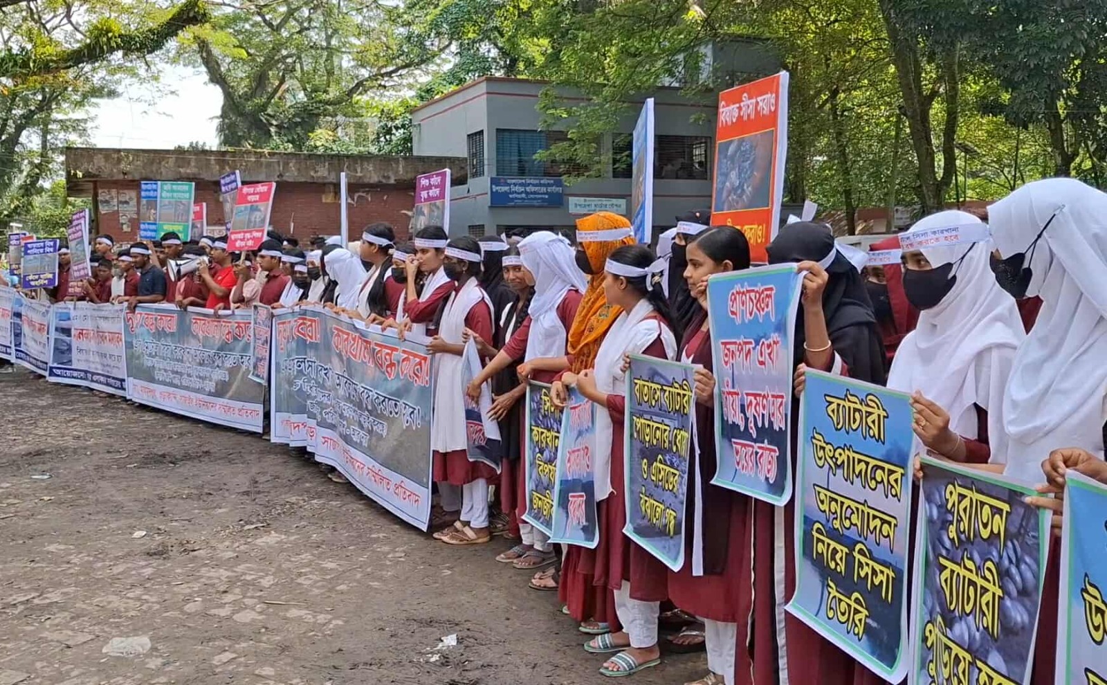 ক্লাস থেকে ডেকে নিয়ে শিক্ষার্থীদের দিয়ে মানববন্ধন