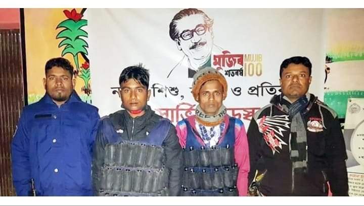 বিশেষ কায়দায় তৈরি জ্যাকেটে মিলল ফেনসিডিল।