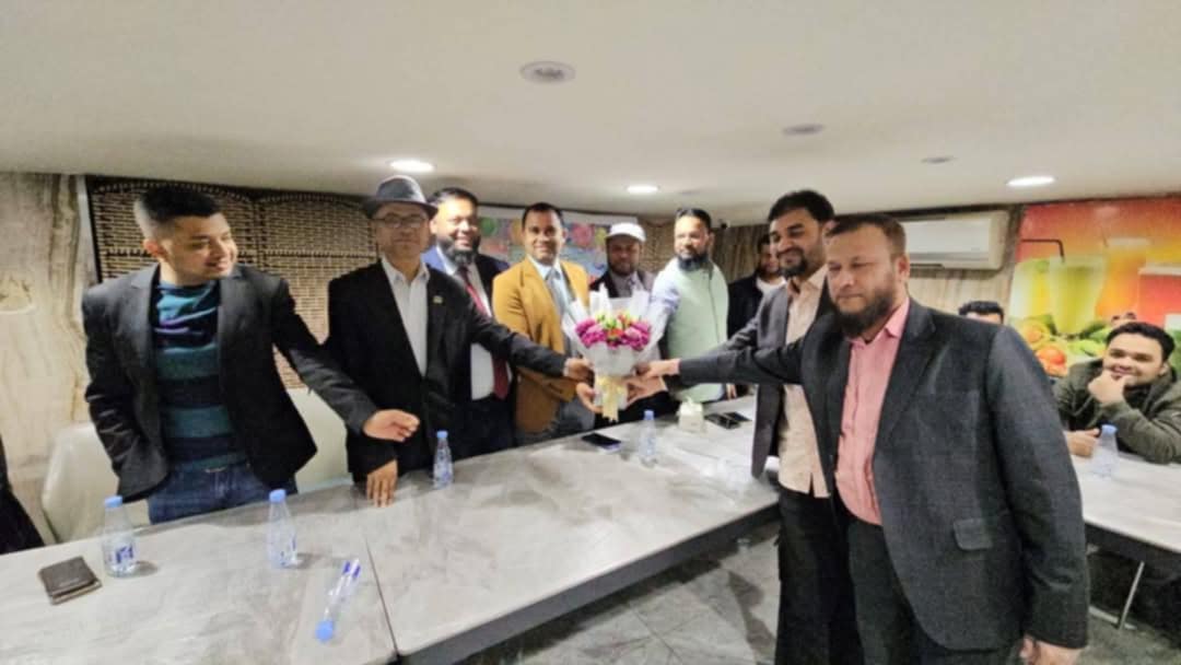 লক্ষীপুর জেলা রামগঞ্জ উপজেলা কৃতি সন্তান জনাব আনোয়ার হোসেন চৌধুরীকে  সম্বর্ধনা দিয়েছে, বন্ধু মহল