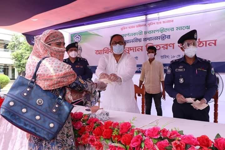 রাজশাহীতে আত্মসমর্পনকারী ৫৭ চরমপন্থীর মাঝে প্রধানমন্ত্রীর আর্থিক অনুদানের চেক বিতরণ।