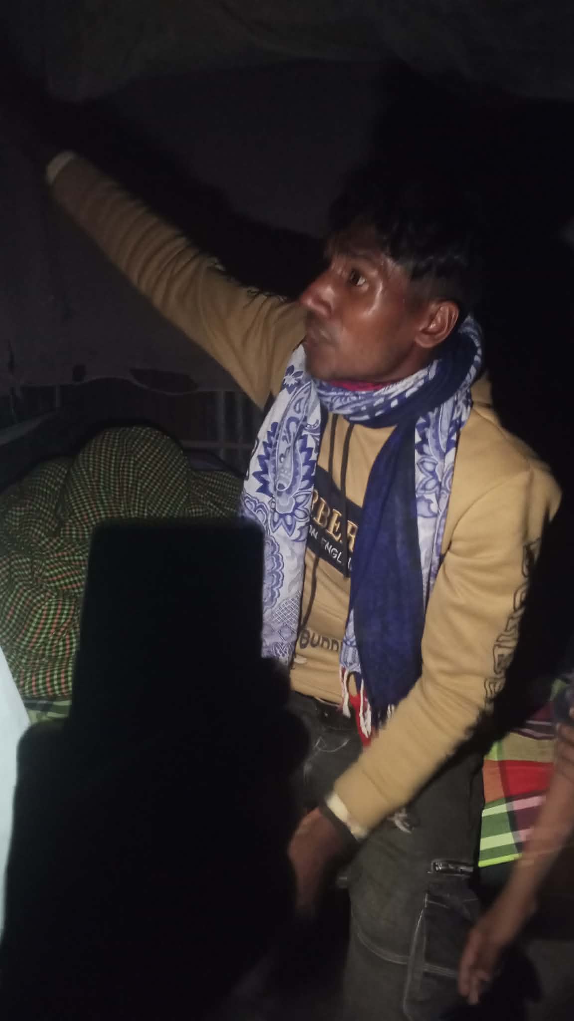 বদরগঞ্জে ভ্যান চুরি করতে গিয়ে জনতার হাতে আটক