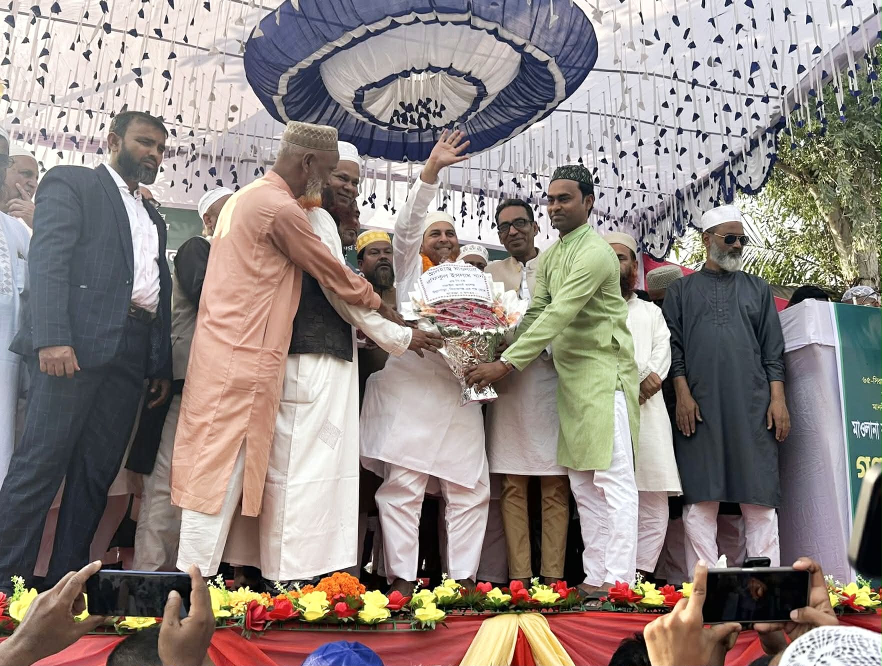 উল্লাপাড়ায় বিরোধী দলীয় হুইপ রফিক খানকে সংবর্ধনা প্রদান।