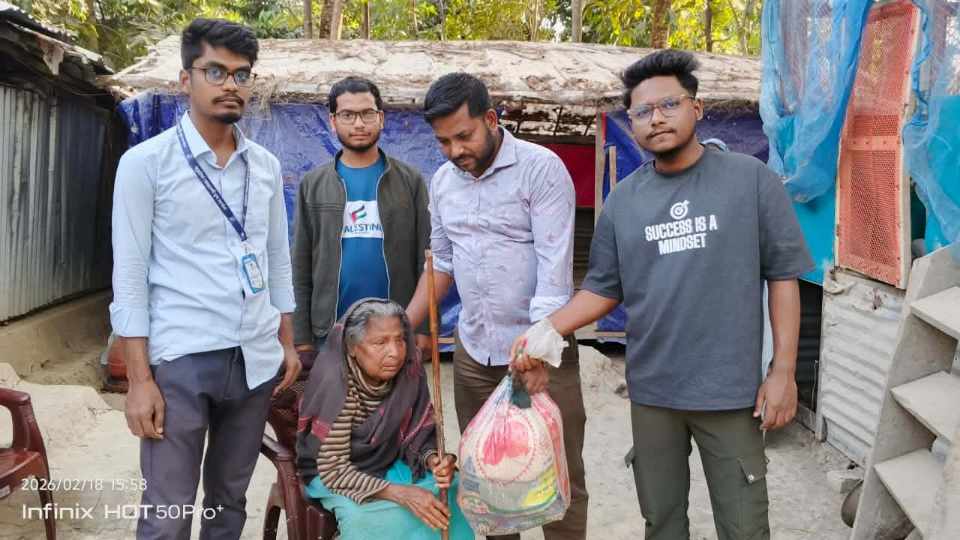 আমতলীতে স্বপ্ন ছোঁয়া স্বেচ্ছাসেবী যুব সাংগঠনের পক্ষ থেকে গরিব ও দুঃস্থদের মাঝে ইফতার সামগ্রী বিতরণ