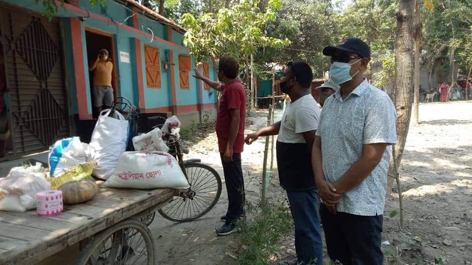 লালপুরে করোনায় আক্রান্ত ব্যক্তির পাশে বিএনপি নেত্রী শিরিন।