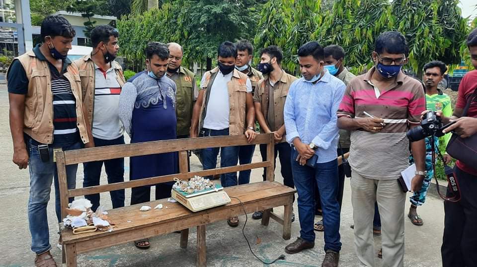 ঝিনাইদহে প্রায় ৫০ লাখ টাকার স্বর্ণালংকারসহ ১ জন আটক।