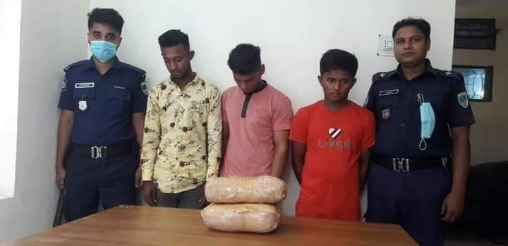 যশোরের ঝিকরগাছায় ৪ কেজি গাঁজাসহ তিন যুবক আটক।