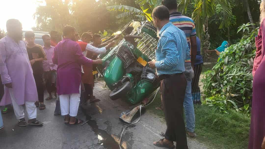 লোহাগড়ায় সিএনজি ও কাভার্ডভ্যানের সংঘর্ষে চালক নিহত, আহত ৫।