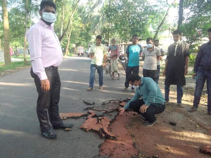 ঝিনাইদহে ১৯ কোটি টাকার নির্মাণাধীন সড়কের   তদন্তে এসে সাংবাদিক দেখেই তড়িঘড়ি করে ঘটনাস্থল ত্যাগ।