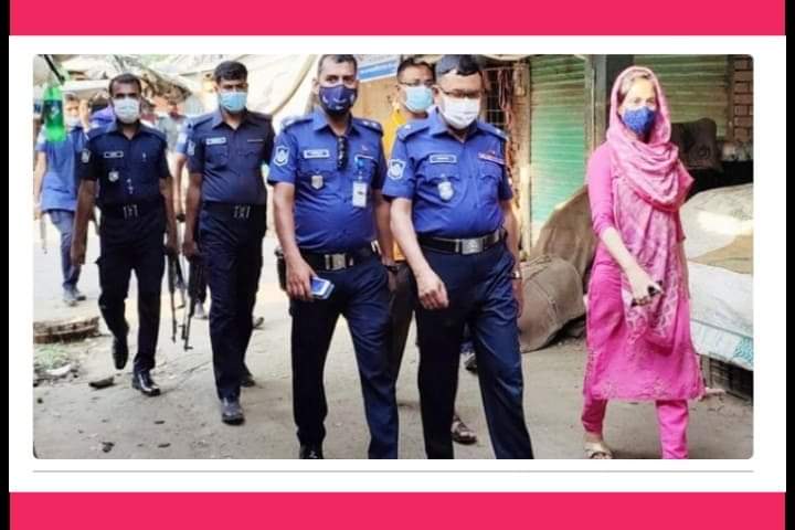 ঝুঁকির মধ্যেই কাজ করে যাচ্ছে রাসনা শারমিন।