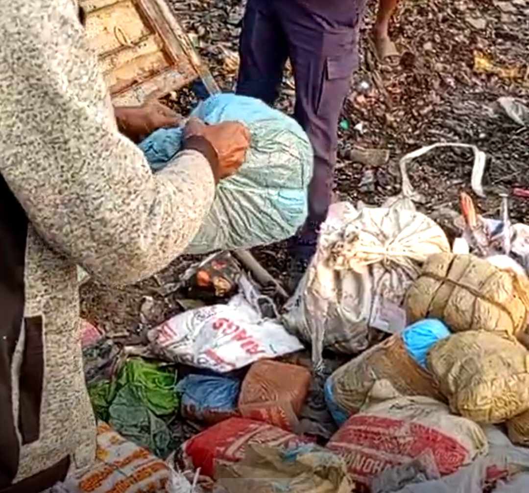 গোপালগঞ্জে আদালতের নির্দেশে বিভিন্ন মামলায় জব্দকৃত মাদকদ্রব্য ও নিষিদ্ধ পণ্য ধ্বংস