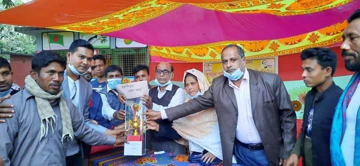 সিরাজগন্জের কামারখন্দে নন এমপিও শিক্ষক কর্মচারীরা  পেলেন প্রধান মন্ত্রীর দেয়া উপহার চেক।