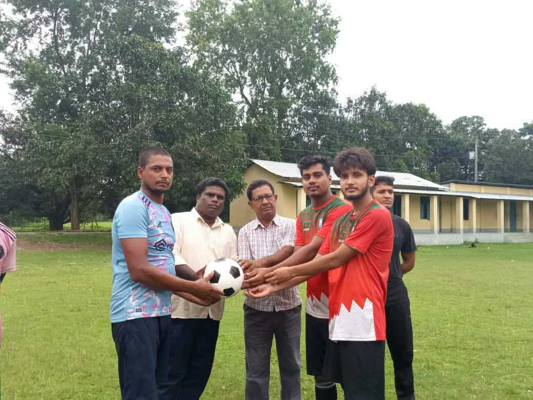 বাঘায় যুব সমাজকে মাদক থেকে দূরে রাখতে বিএনপি নেতাদের ফুটবল উপহার