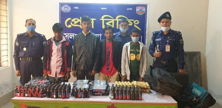 সিরাজগঞ্জের সলঙ্গায় ফেন্সিডিলসহ ৪ মাদক ব্যবসায়ী আটক।