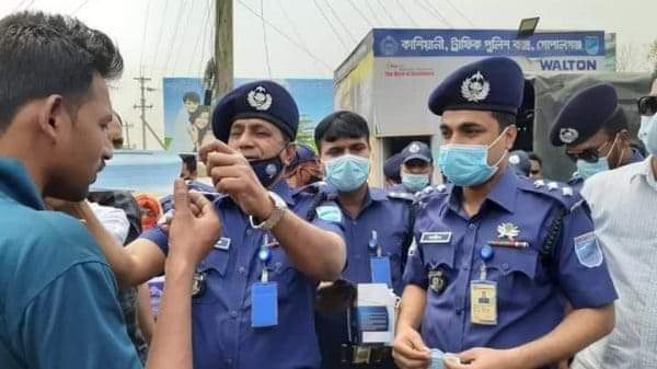 করোনার দ্বিতীয় ধাপ উত্তোরণে পুলিশের অগ্রগামী ভূমিকা পালন