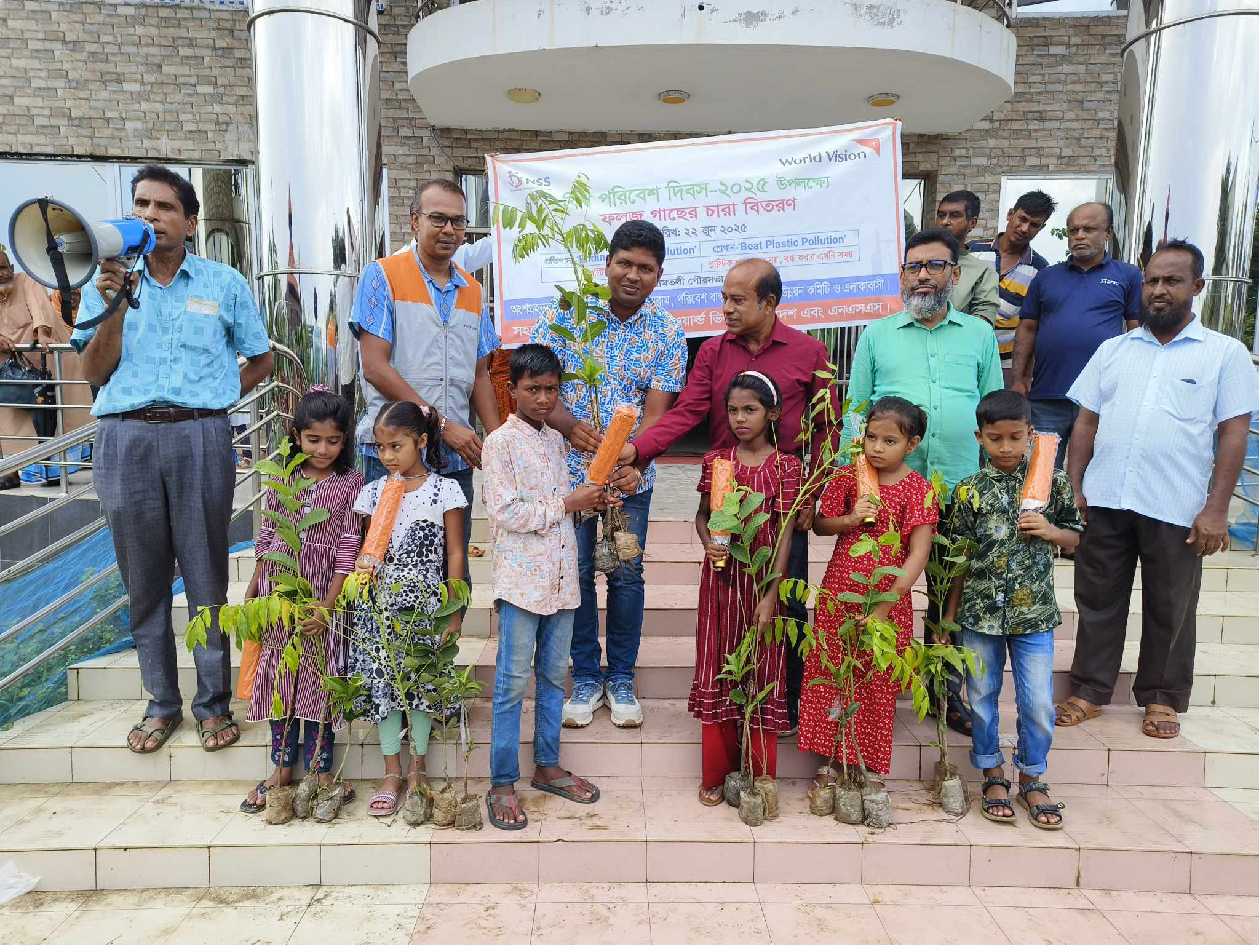 আমতলীতে ১২ হাজার ফলদ গাছের চারা ও ৪ হাজার ছাতা বিতরন