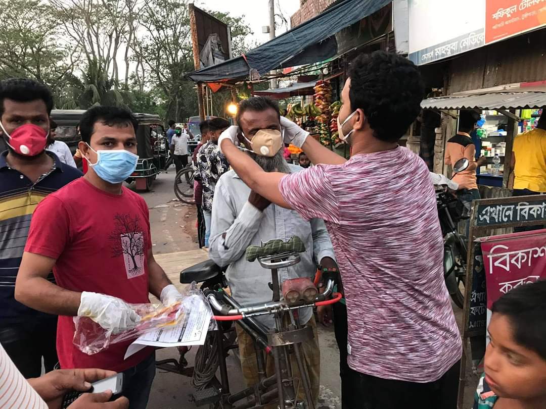 টুঙ্গিপাড়ায় পাটগাতী সরদার পাড়া যুব সমাজের উদ্যোগে স্বাস্থ্য নিরাপত্তা সামগ্রী বিতরণ।