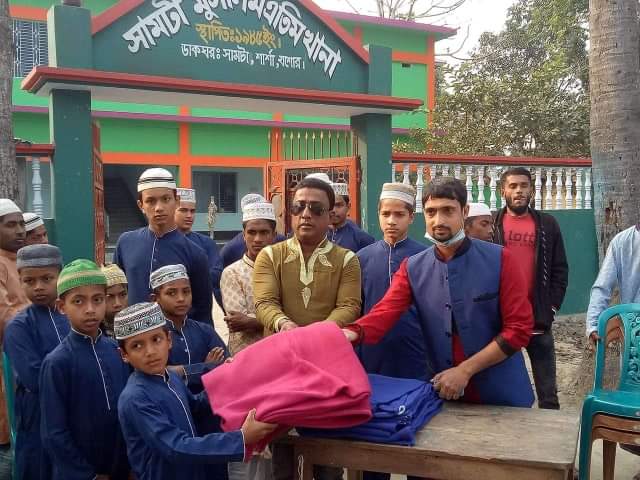 যশোরের শার্শা উপজেলার বাগআঁচড়ায় এতিম শিক্ষার্থীদের মাঝে কম্বল বিতরণ।