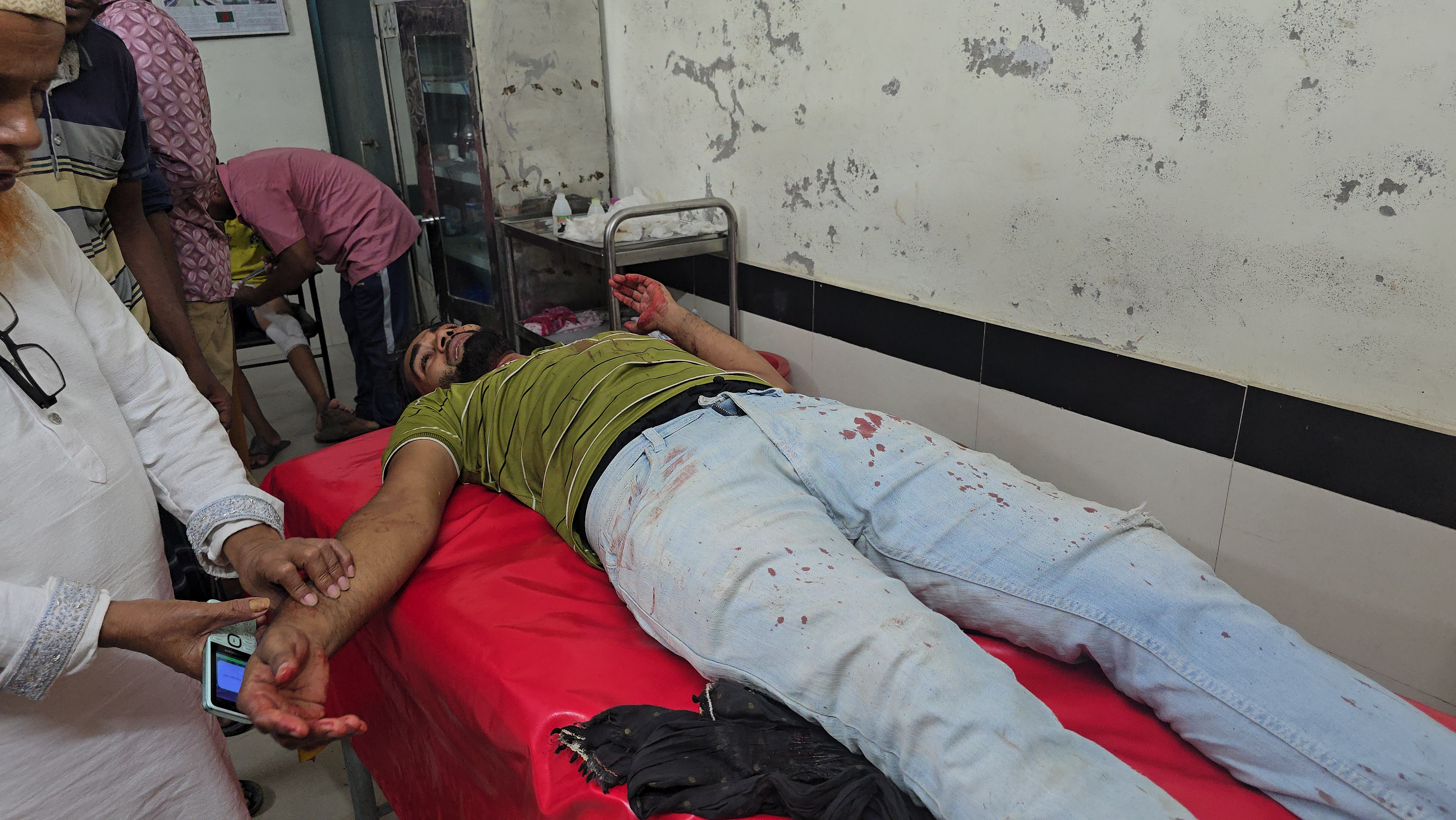 কালকিনিতে ব্যবসায়ীকে কুপিয়ে জখম, নগদ টাকা ছিনতাইয়ের অভিযোগ