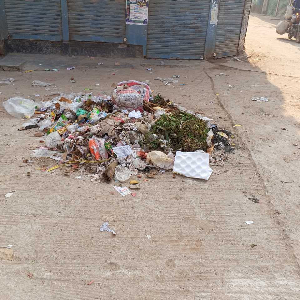 বদরগঞ্জ নতুন বাজারে ময়লার স্তূপ — স্বাস্থ্যঝুঁকিতে সাধারণ মানুষ, প্রশাসনের দ্রুত পদক্ষেপের দাবি