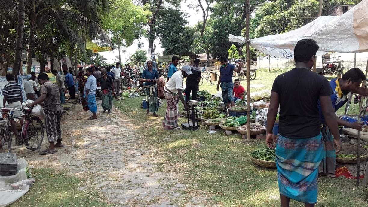 গয়ড়া বাজারে কাঁচা বাজার এখন চন্দনপুর ইউনাটেড কলেজে মাঠে।