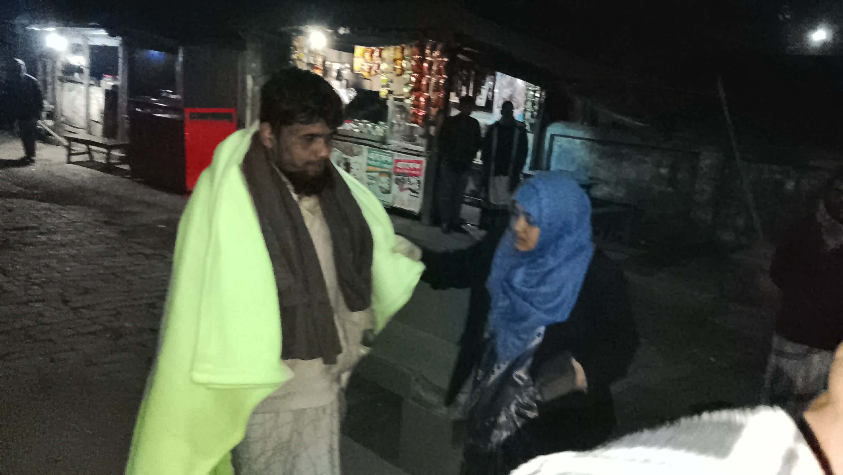 বদরগঞ্জ রেলস্টেশন প্ল্যাটফর্মে অসহায়দের মাঝে কম্বল বিতরণ