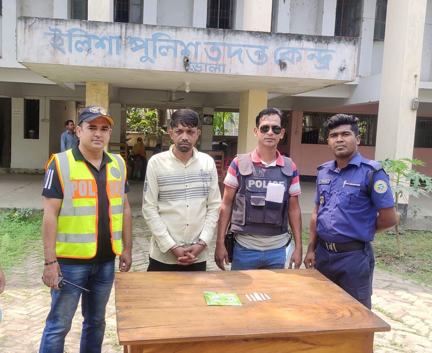 ভোলা ইলিশা ঘাট থেকে ১৫০ পিচ ইয়াবা সহ ১ জন আটক।