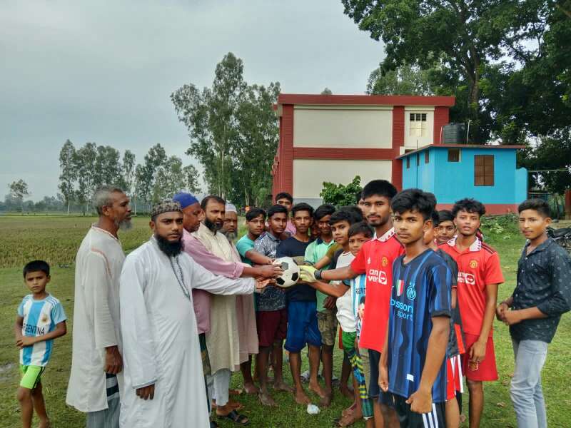 সলঙ্গায় জামায়াতে ইসলামীর ২০০ ফুটবল বিতরণ