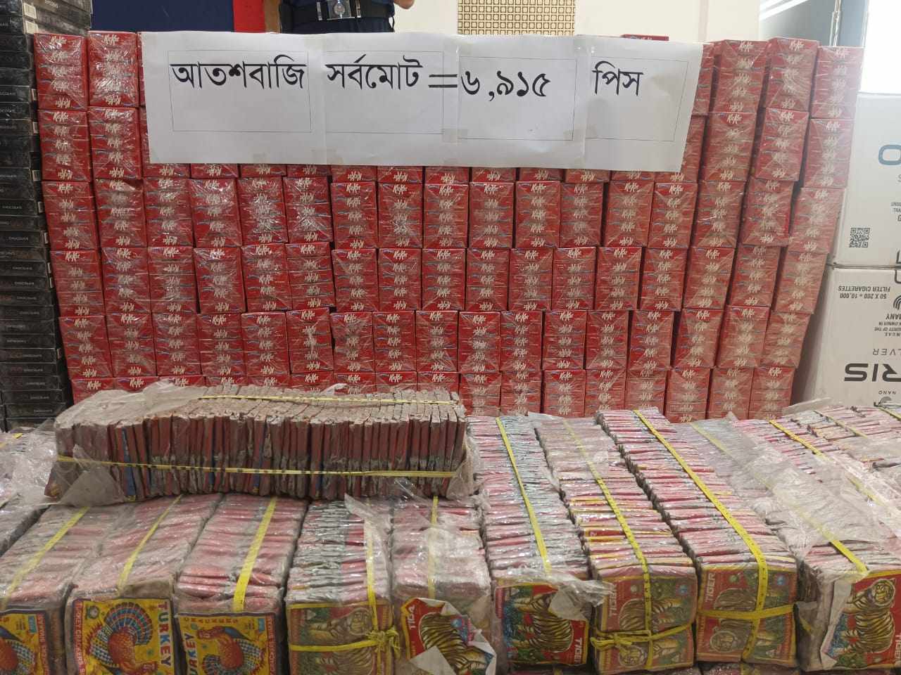 গুইমারাতে সেনা অভিযানে ৯০ লক্ষ টাকার ভারতীয় শাড়ি, সিগারেট ও আতশবাজি জব্দ ।