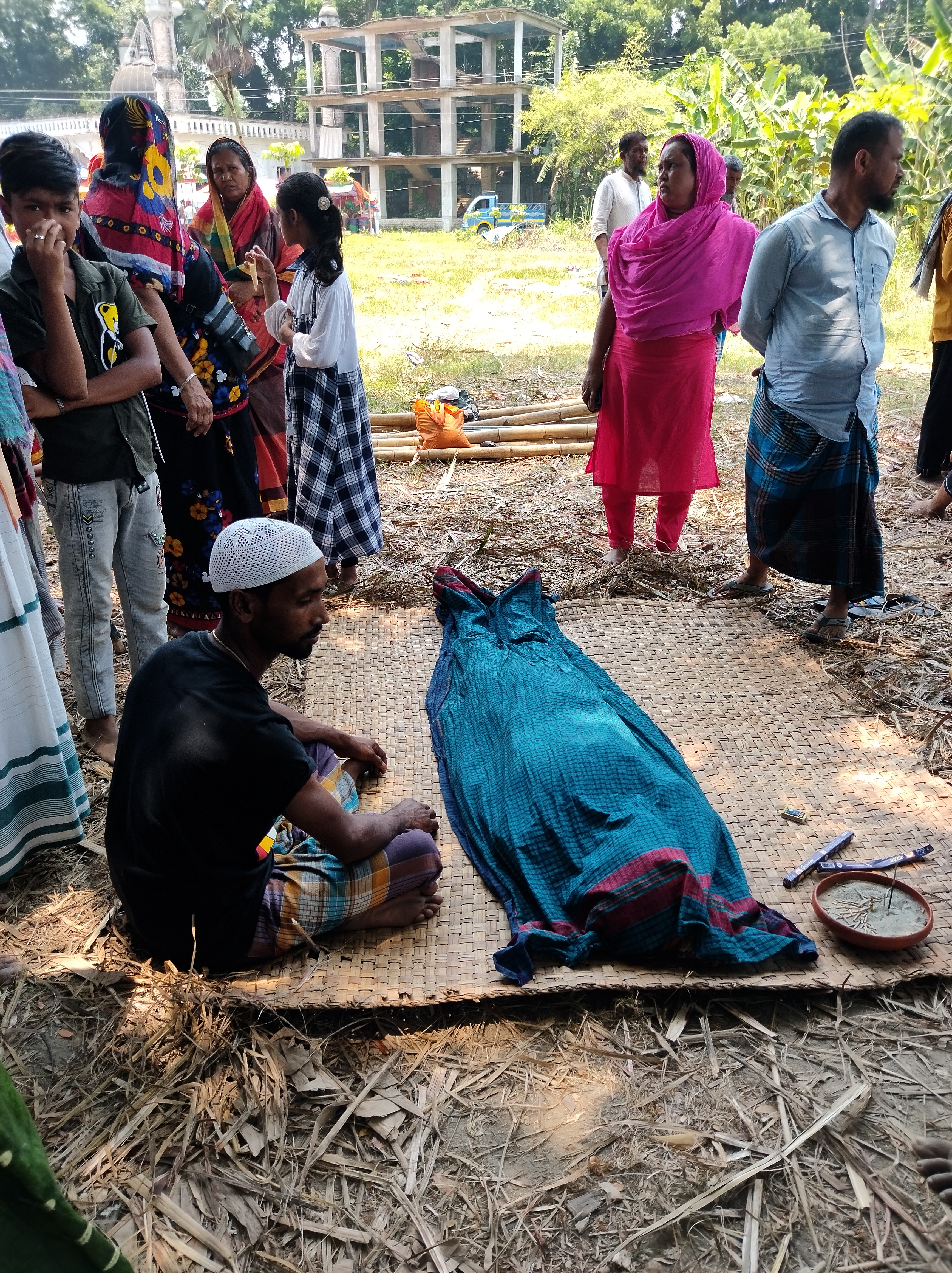 রাজৈরে হিট স্ট্রোক মারা গেছে একজন।