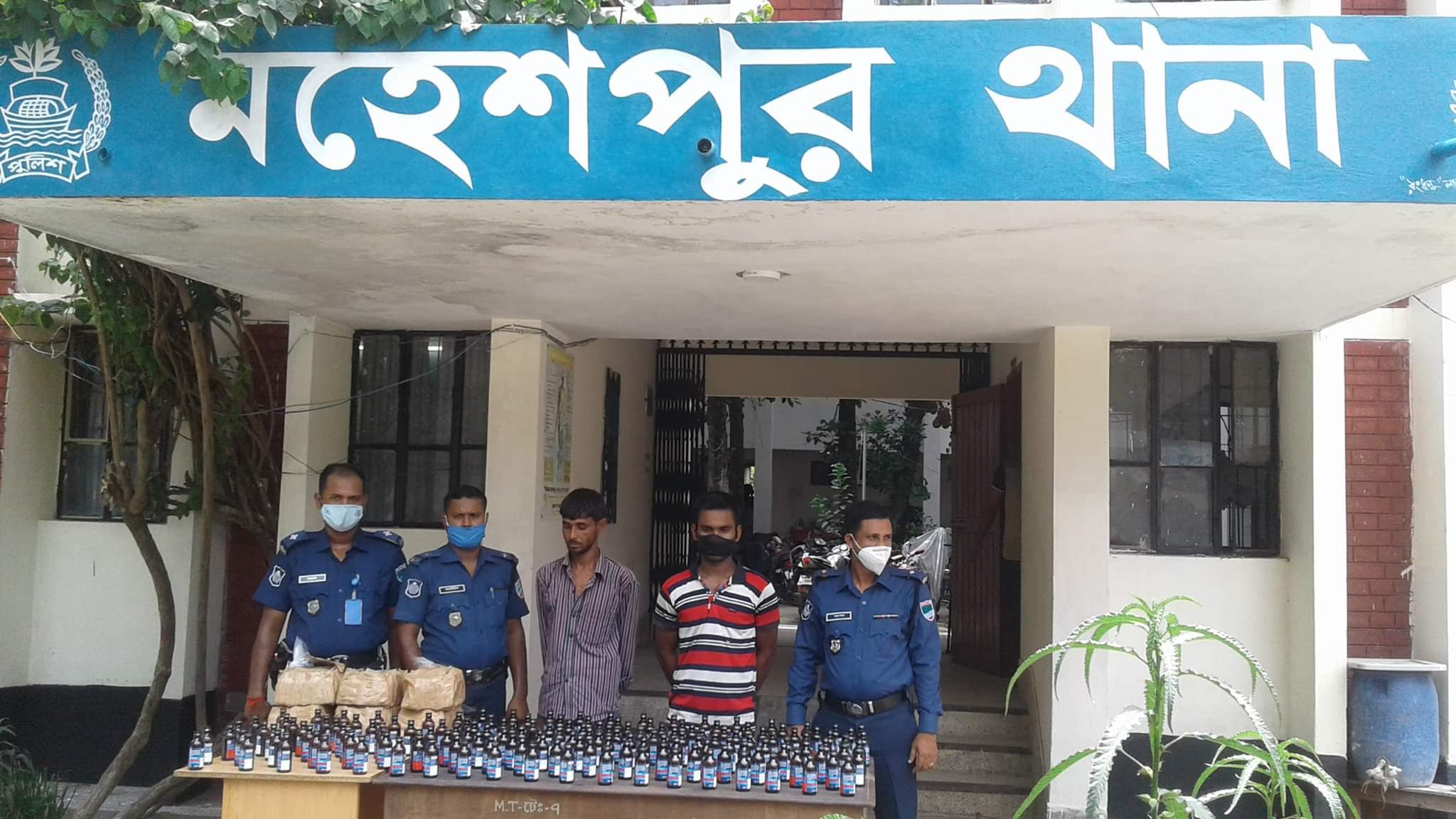 ঝিনাইদহ মহেশপুরে ১৫৪ বোতল ফেন্সিডিল সহ   দুই মাদক ব্যবসায়ী আটক।