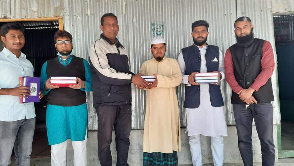 ফেসবুকে অর্থ সংগ্রহ করে মাদ্রাসায় কোরআন শরীফ বিতরণ