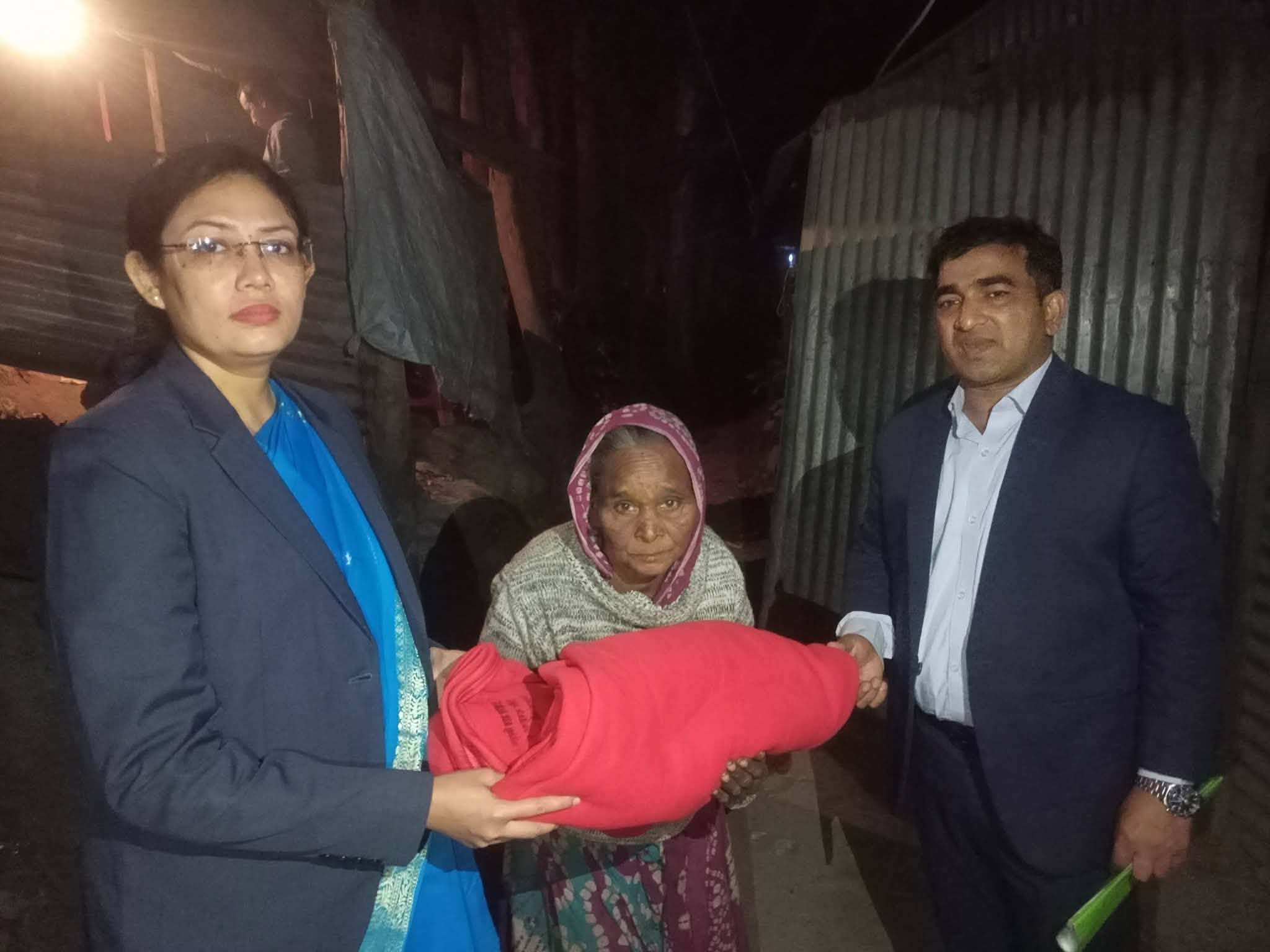 শীতবস্ত্র নিয়ে হাজির বেলকুচি'র ইউএনও আফরিন জাহান