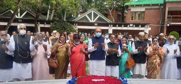 বঙ্গবন্ধুর সমাধিতে কেন্দ্রীয় কৃষক লীগের শ্রদ্ধা।