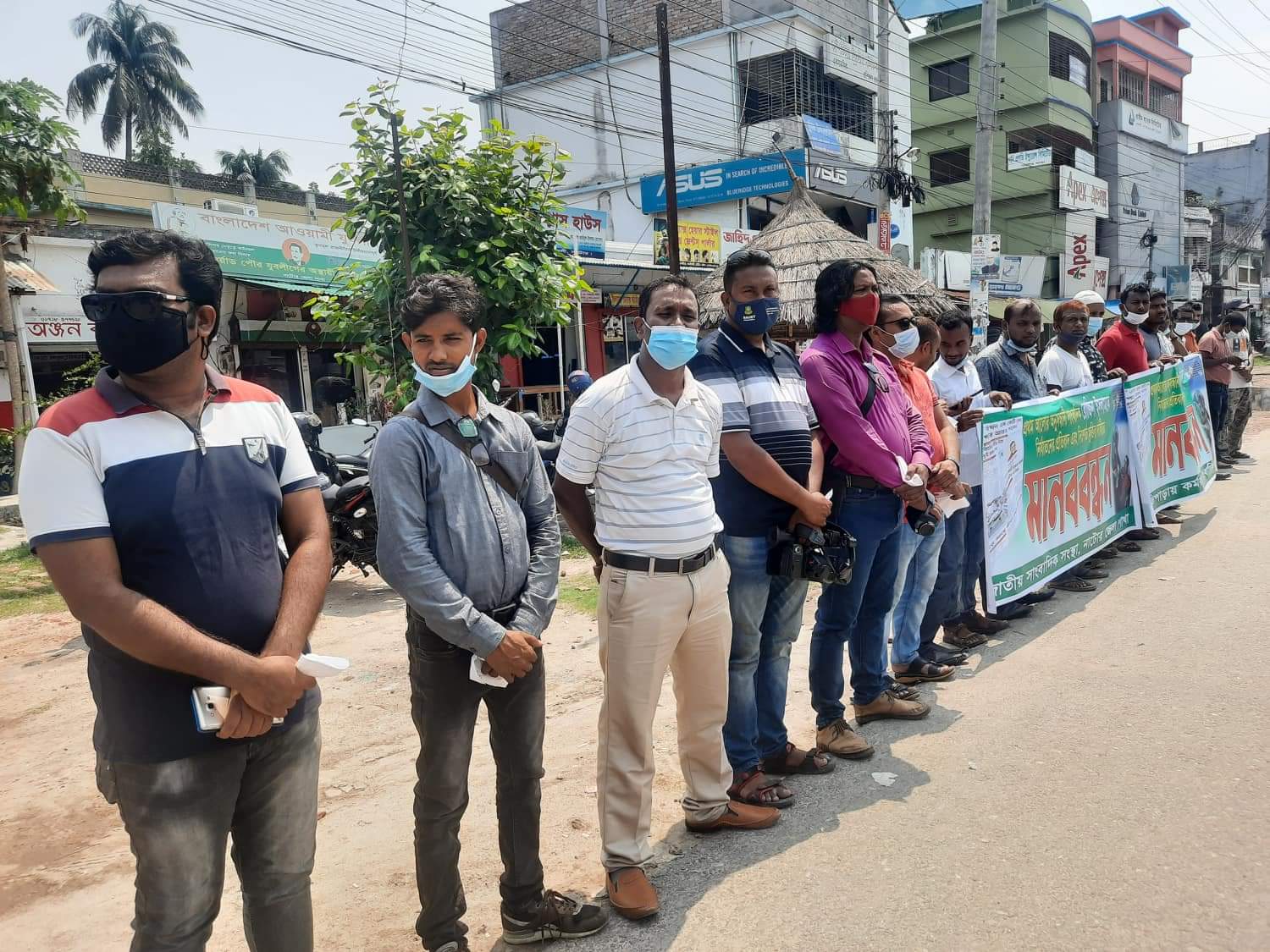 সাংবাদিক রোজিনা ইসলামের নির্যাতনের প্রতিবাদে মানববন্ধন।