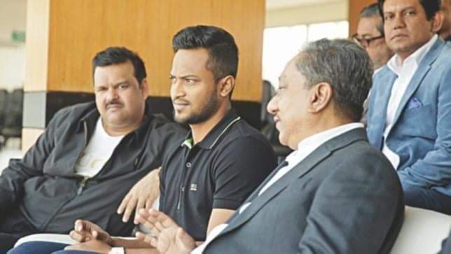 গতকালের লাইভের প্রতিক্রিয়ায় উত্তাল দেশ।ফোনে সাকিবের সাথে কথা হয়েছে সিনিয়র সাংবাদিকের।