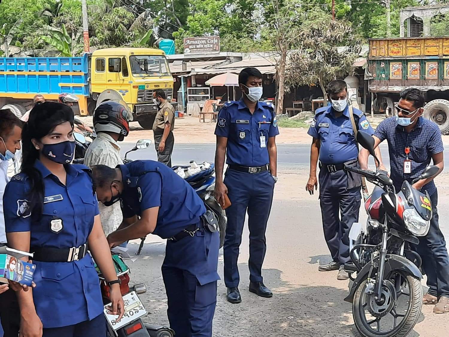 বড়াইগ্রামে মাস্ক পরার অভ্যাস তৈরী করতে মাঠে অতিরিক্ত পুলিশ সুপার খাইরুল আলম