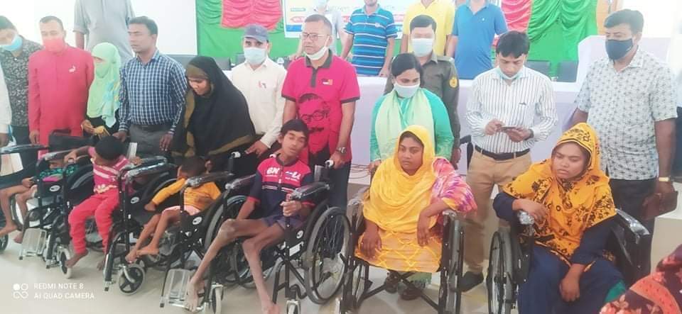 লালপুরে শিশু শিক্ষার্থীদের মাঝে  অ্যাসিসটিভ ডিভাইস বিতরণ।