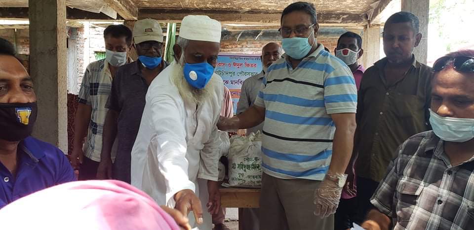 ঝিনাইদাহ কোটচাঁদপুর সপ্তম ধাপে মেয়র প্রাথী, সহিদুজ্জামান সেলিমের ঈদ উপহার বিতরণ।