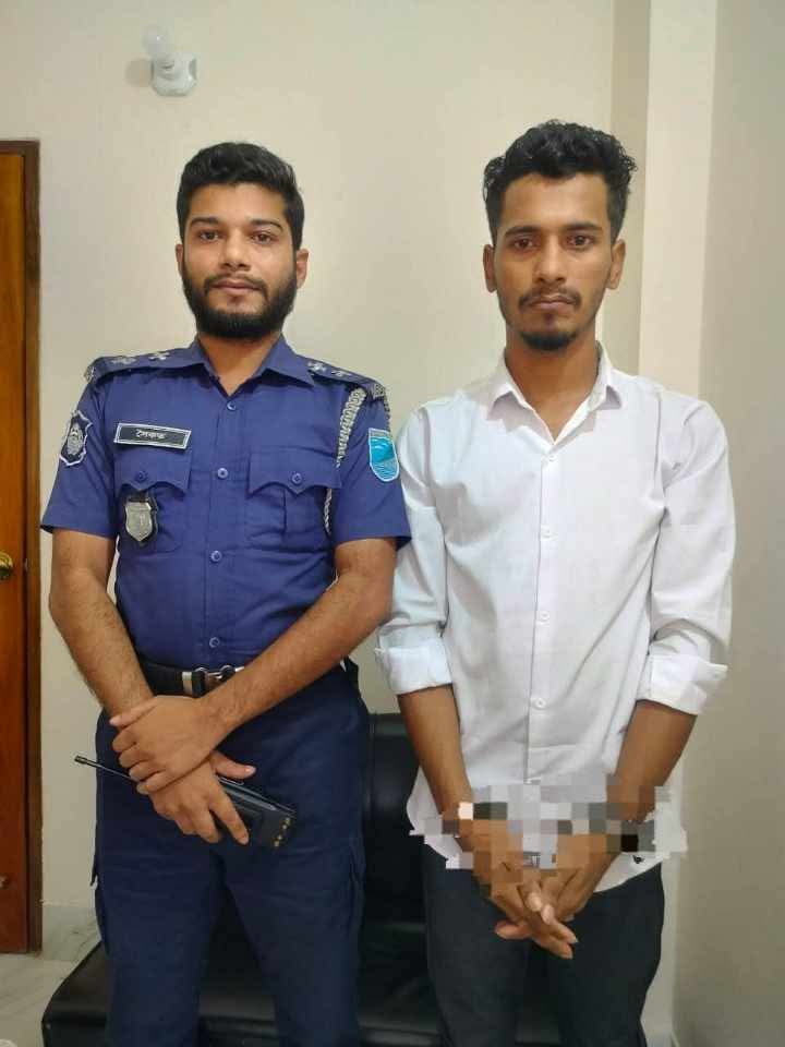 আড়াইহাজার থানা পুলিশ কর্তৃক স্ত্রী হত্যা মামলায় স্বামী জোয়ার সাহারা এলাকা থেকে আটক।