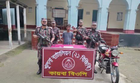 যশোর শার্শা কায়বা সীমান্তে বিওপি কর্তৃক ৯ পিস ভারতীয় ইয়াবা এবং ১ টি মোটরসাইকেলসহ ১ জন আসামীকে আটক করেছে বিজিবি বর্ডার গার্ড